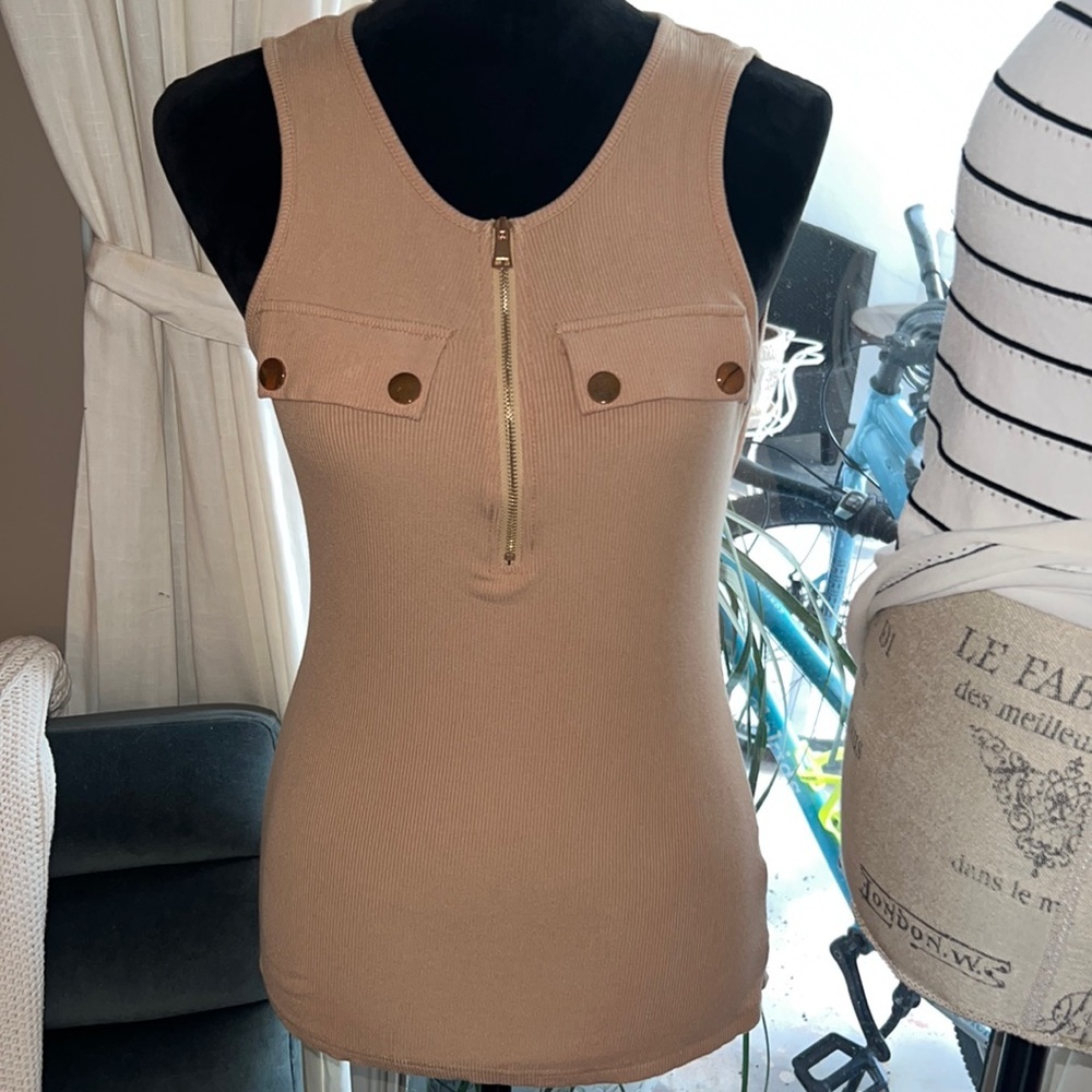 Oufeiya tan ribbed sleeveless tank top gold metal zipper pocket buttons Small​